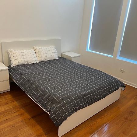 Adorable 2 Bedroom Apartment With Free Street Parking Чикаго Екстериор снимка